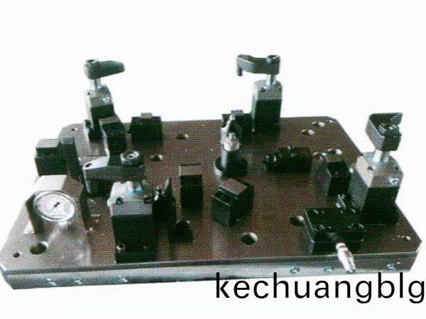 齒(chi)輪室(shi)罩蓋(gai)液(ye)壓裌(jia)具(ju)